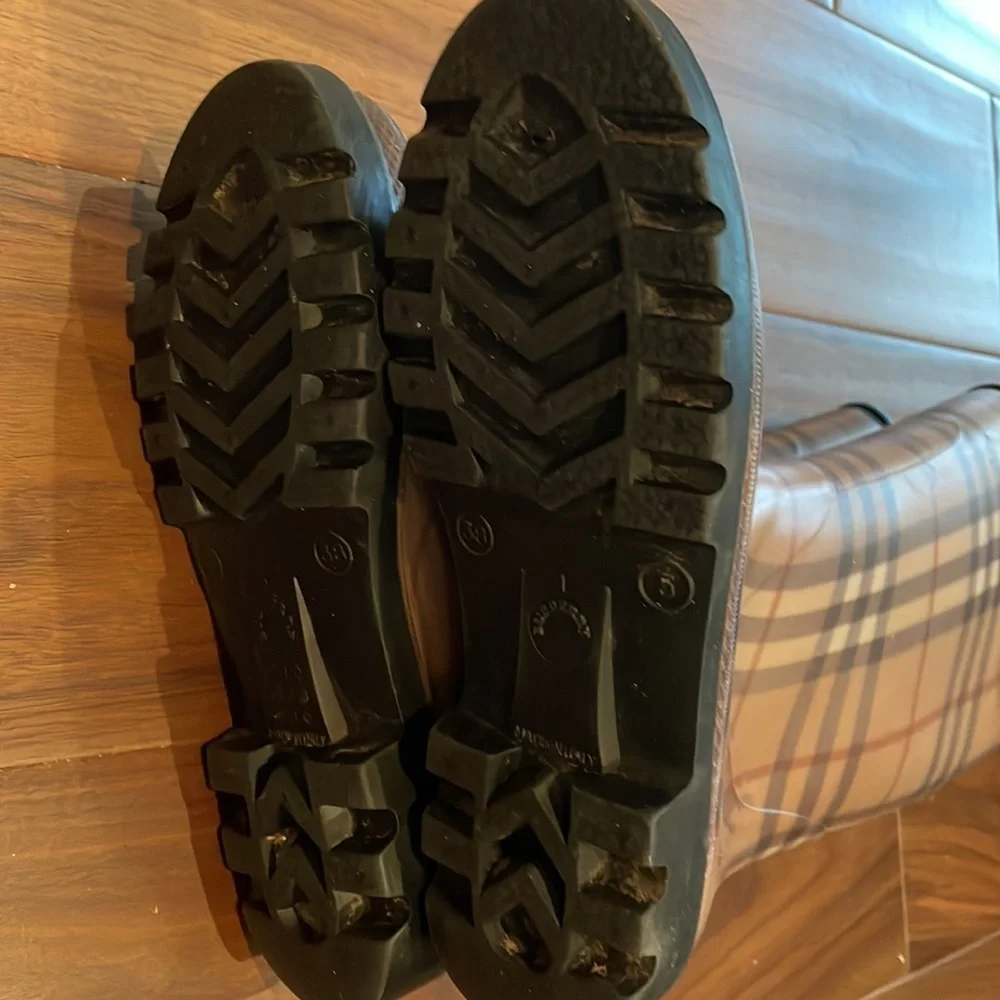 Very good condition authentic Burberry Boots - Picture 2 of 3